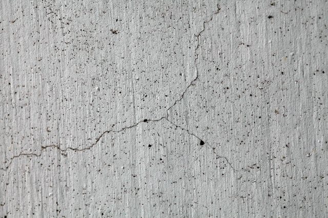 外壁がひび割れする原因